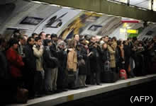 パリ駅で電車を待つ乗客
